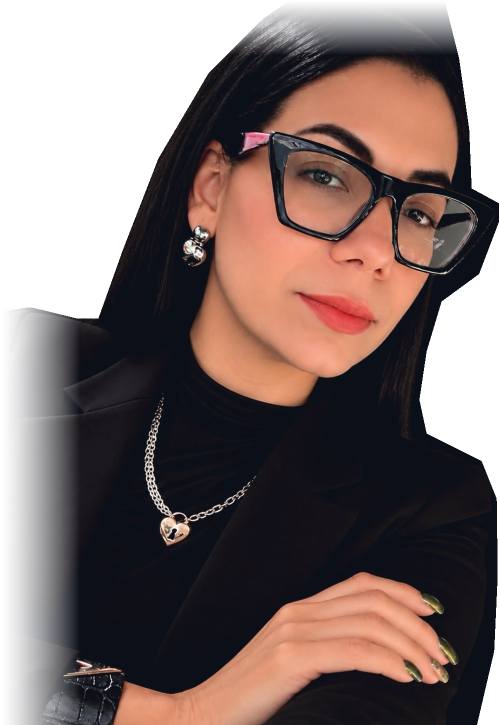 Retrato de Loreley con blazer negro, gafas y brazos cruzados