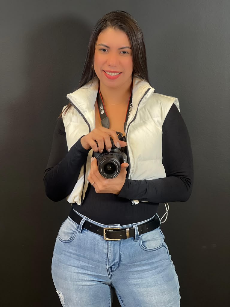 Loreley sonriendo con su cámara en las manos